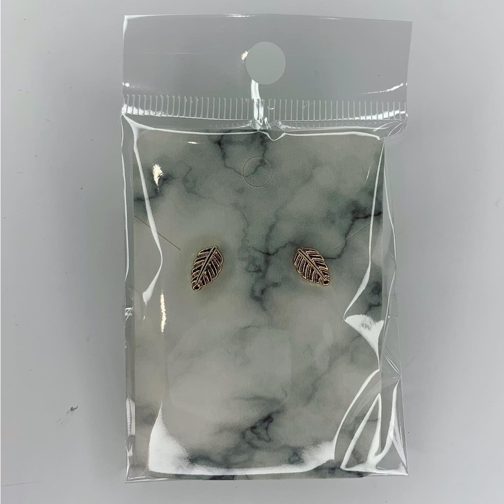 3 for $25 ❤️‼️Gold leaf studs